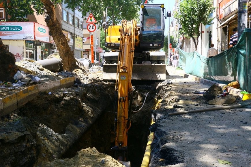 Yollar Neden Bozuluyor? CNN Türk Muhabiri Ceren Meriç, Kentsel Dönüşüm Uzmanı Cevdet Şentürk ile Bu Sorunun Cevabını Aradı.